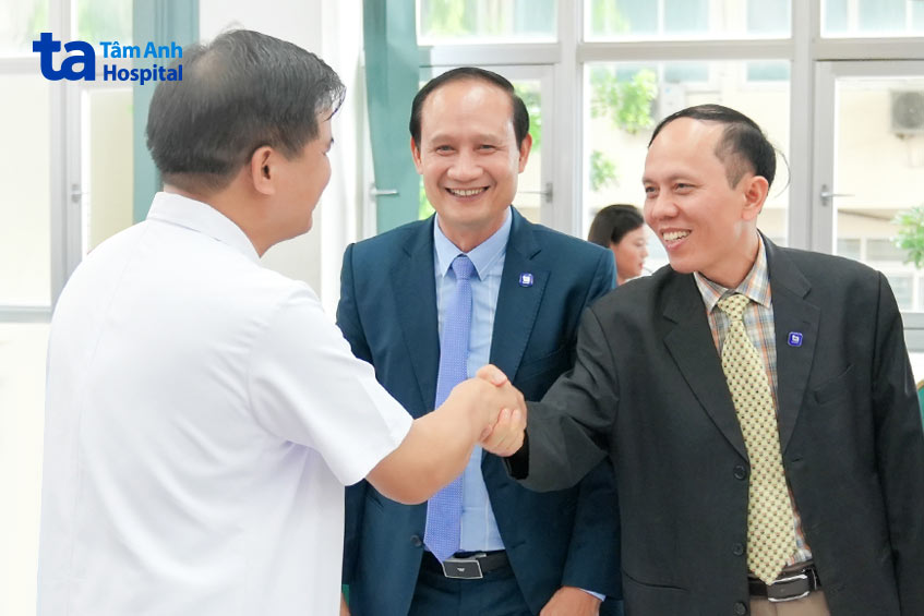 pgs cơ cùng phó tổng giám đốc châu bắt tay hợp tác