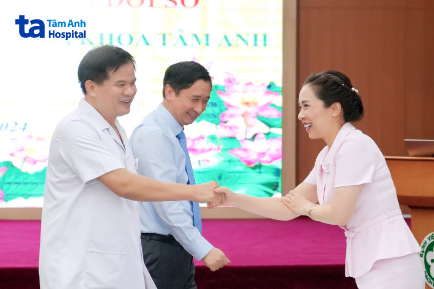 pgs cơ cùng tổng giám đốc hoa bắt tay hợp tác