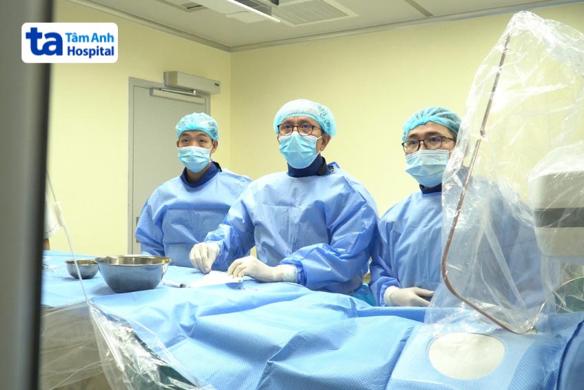 PGS Hiền nút mạch u xơ tử cung