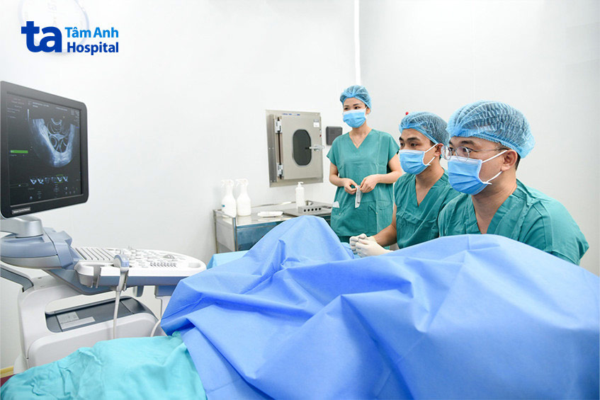 PGS Lê Hoàng đang chọc hút noãn cho người bệnh