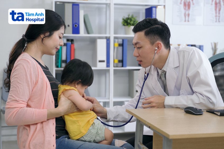 phụ huynh cần đưa trẻ đến bệnh viện để bác sĩ thăm khám