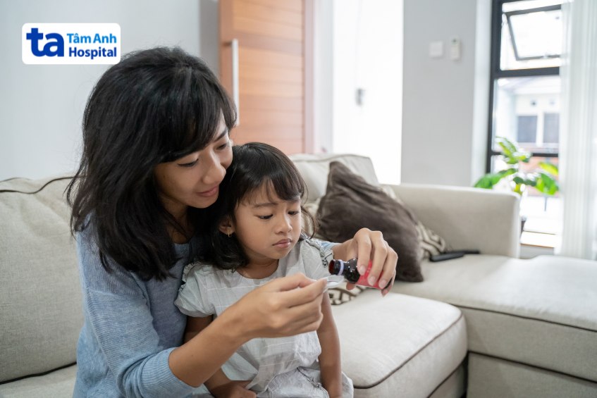 Phụ huynh cho trẻ uống thuốc điều trị viêm phổi