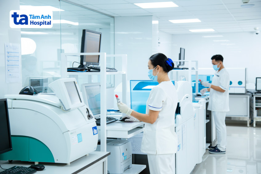 Quá trình xét nghiệm máu được thực hiện với hệ thống trang thiết bị hiện đại tại Bệnh viện Tâm Anh