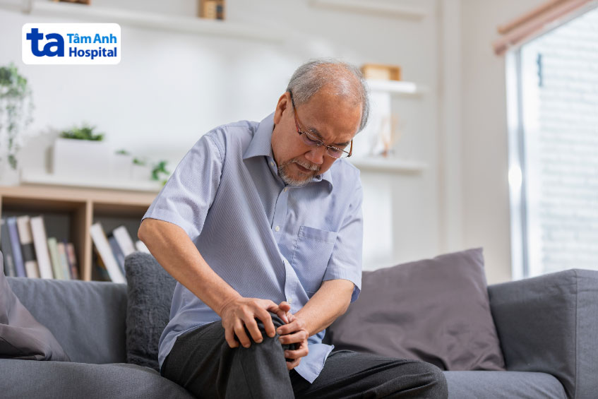 té ngã trong sinh hoạt gây trật khớp