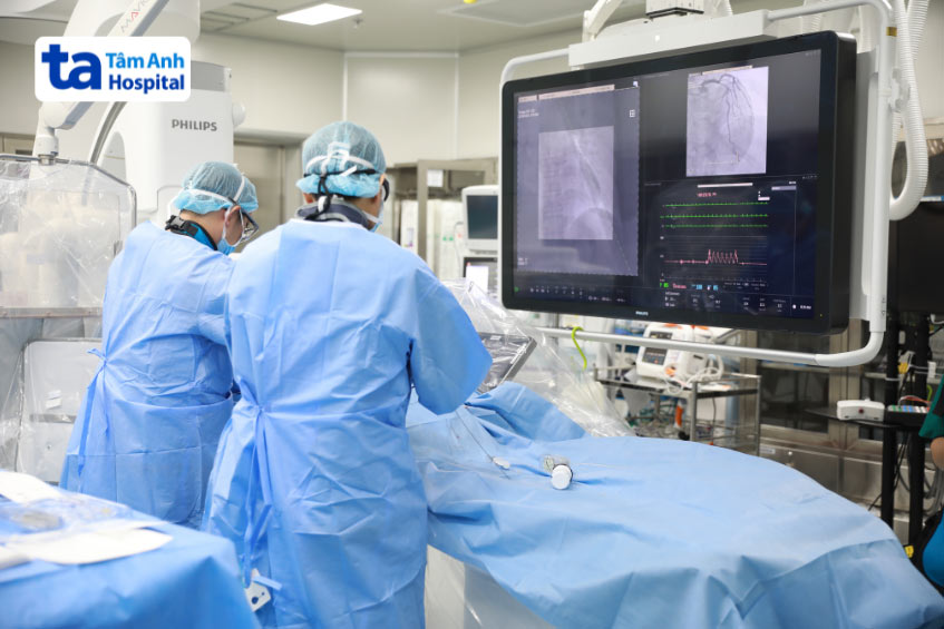 Thực hiện điều trị tại Trung tâm Tim mạch BVĐK Tâm Anh