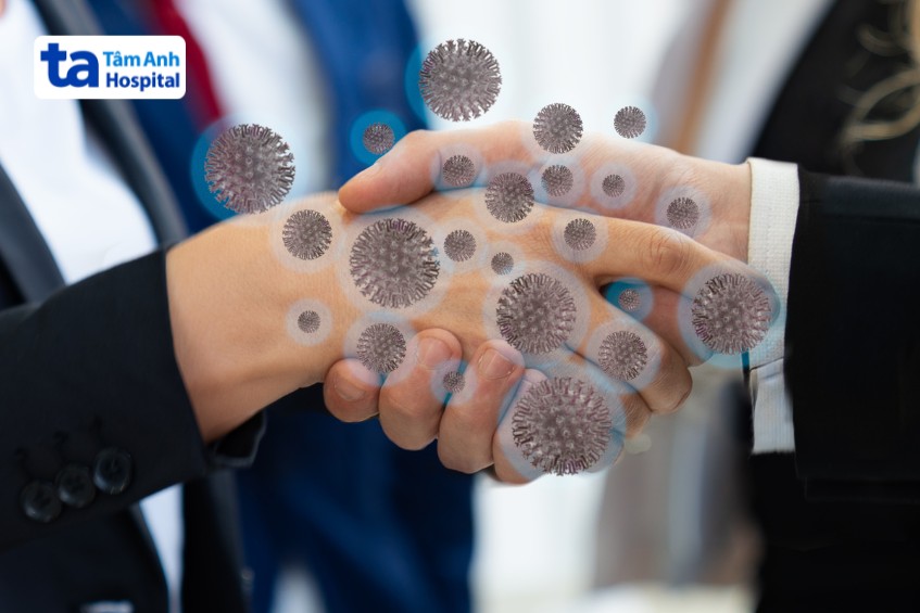 tiếp xúc trực tiếp với người nhiễm bệnh làm tăng nguy cơ mắc cúm a