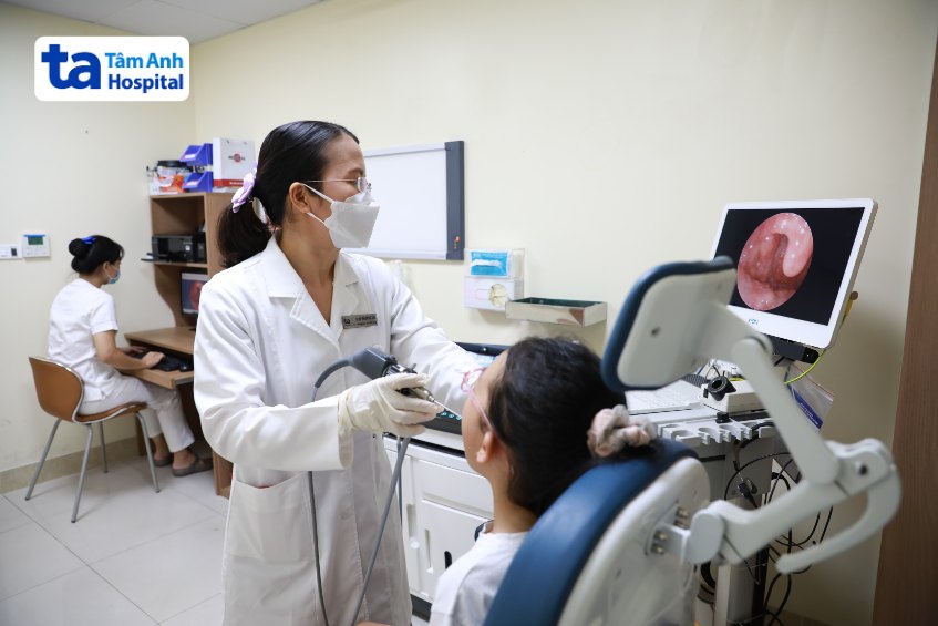 trẻ bị viêm amidan quá phát