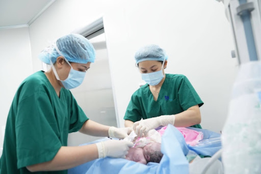 Trẻ chào đời được vệ sinh sạch sẽ trước khi mặc tã