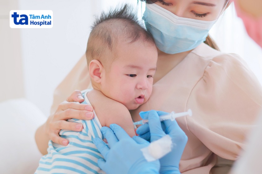 Trẻ nên được tiêm phòng đầy đủ và đúng lịch