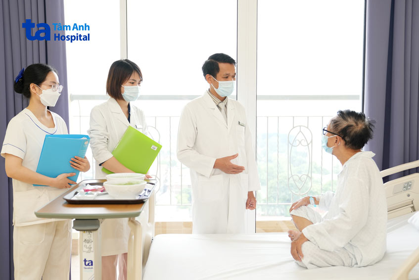 TS Khiêm khám và tư vấn người bệnh ung thư