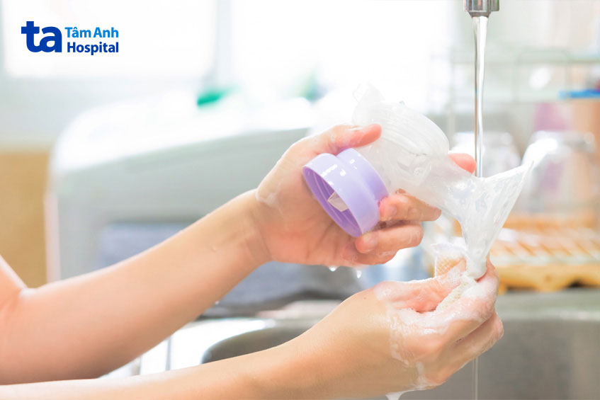 vệ sinh sạch sẽ sau khi hút sữa