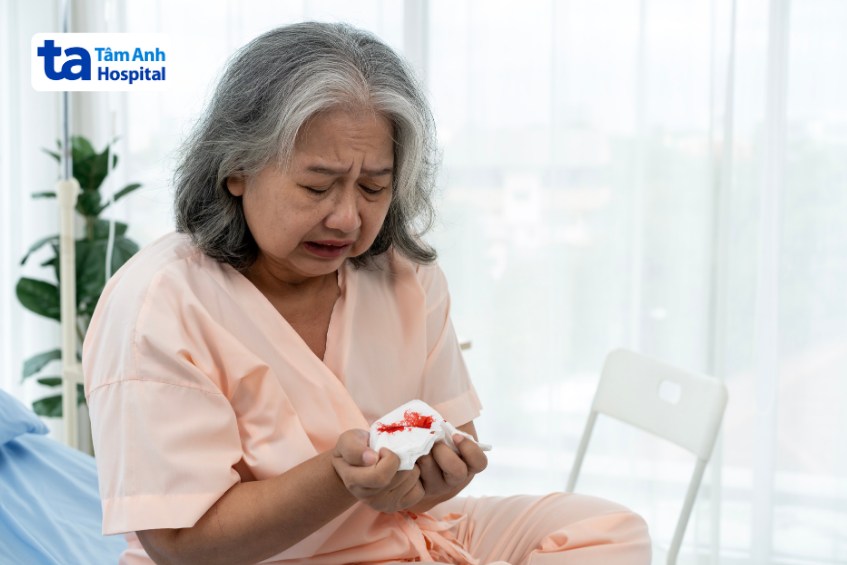 Viêm phổi mãn tính có thể dẫn đến biến chứng ho ra máu