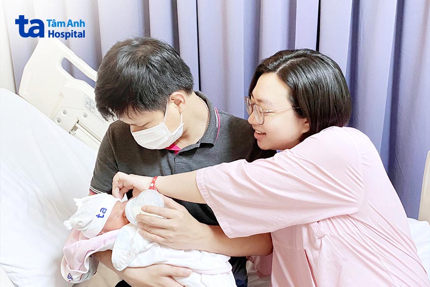 Vợ chồng chị Huyền Trang hạnh phúc đón con trai đầu lòng