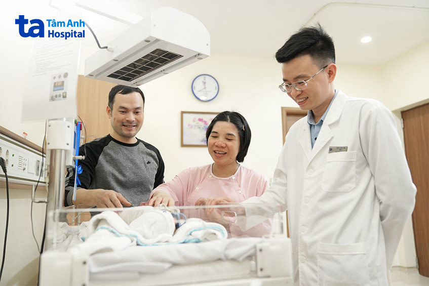 Vợ chồng chị Xuân hạnh phúc đón con trai đầu lòng