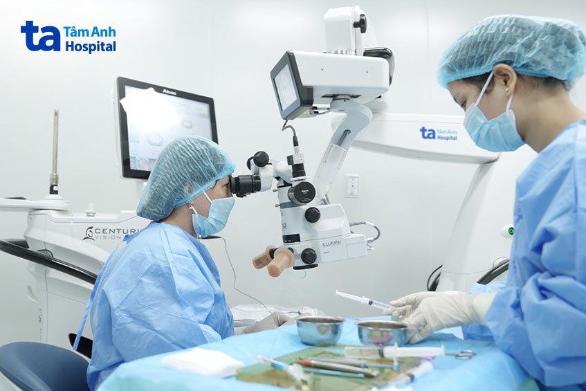 PGS Vân Anh thực hiện phẫu thuật Phaco thay thủy tinh thể nhân tạo