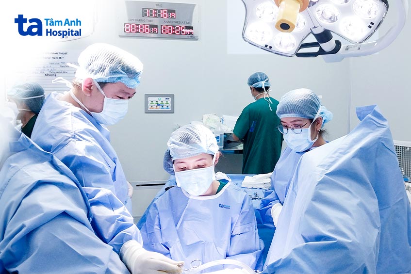 TS.BS Lê Phúc Liên phẫu thuật cho bà D