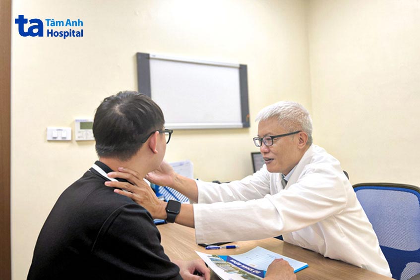 bác sĩ bệnh viện đa khoa tâm anh đang khám u mỡ cho khách hàng