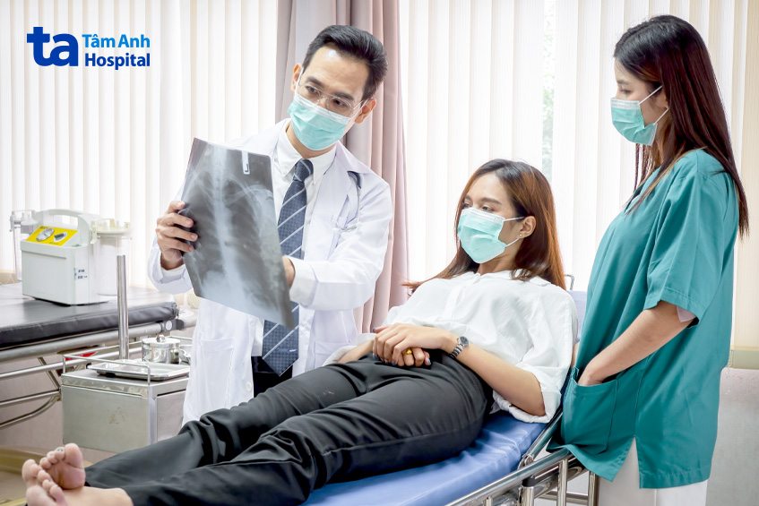 bác sĩ chẩn đoán chính xác tình trạng viêm phổi