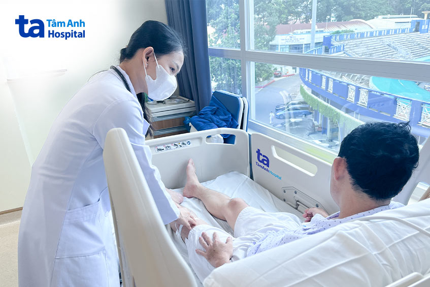 Bác sĩ Chi kiểm tra chân trái bệnh nhân trước lúc xuất viện