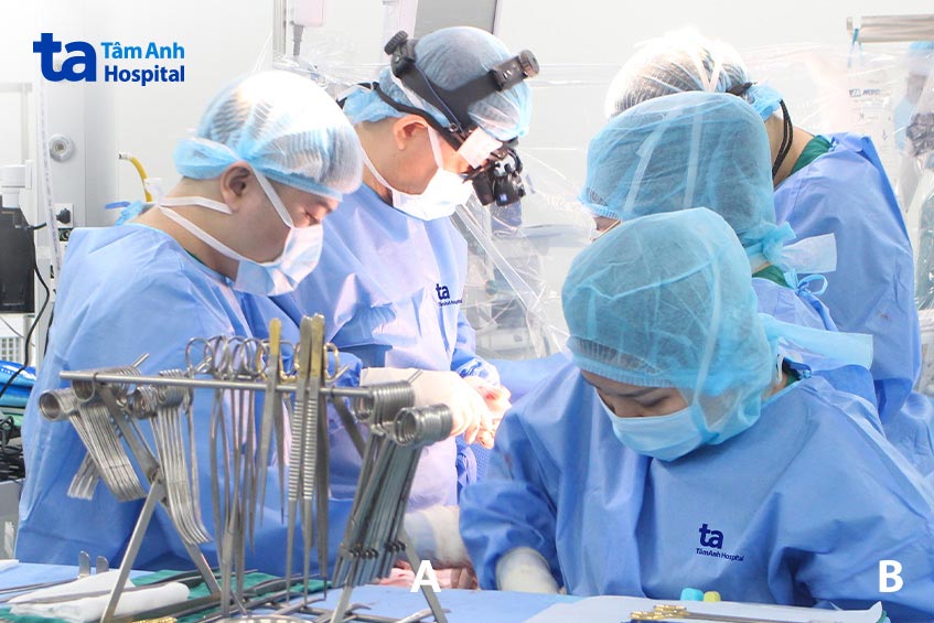 Bác sĩ Dũng (thứ hai từ trái sang) cùng ê kíp tiến hành ca phẫu thuật ngoại lồng ngực cho bệnh nhân