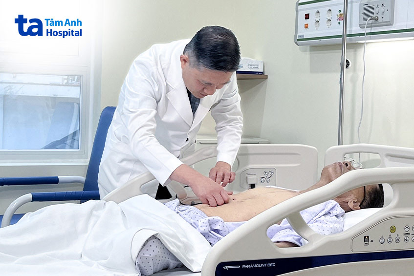 Bác sĩ Dũng kiểm tra sức khỏe cho ông Tín sau phẫu thuật 3 ngày