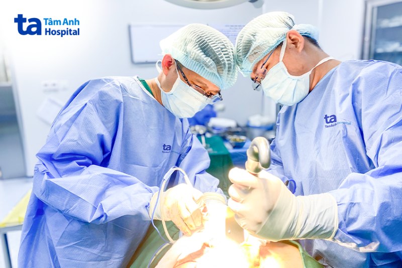 Bác sĩ Huỳnh Bá Tấn và ê kíp khoa Ngoại Vú mổ