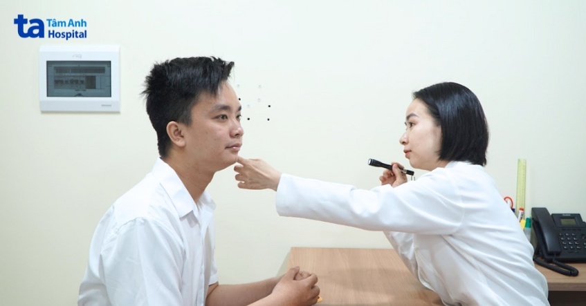 bác sĩ kiểm tra vết thương kiến ba khoang