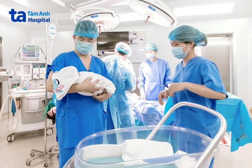 Bác sĩ Lê Hoàng bế một em bé chào đời nhờ thụ tinh ống nghiệm