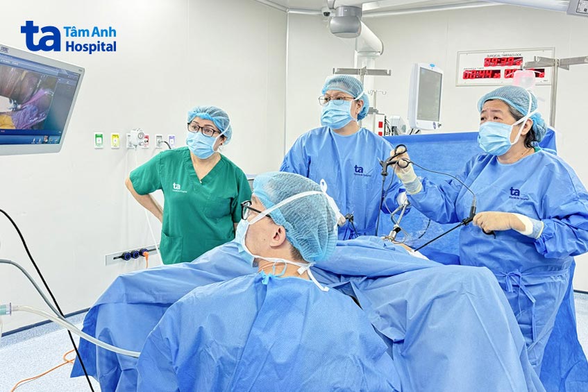 bác sĩ mỹ nhi căt bỏ tử cung cho bệnh nhân