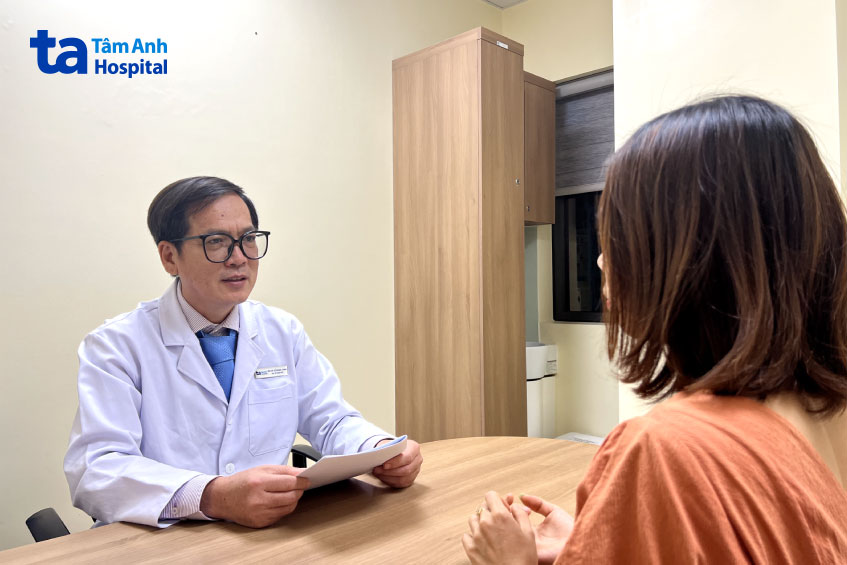 bác sĩ ngọc vinh tư vấn cho bệnh nhân