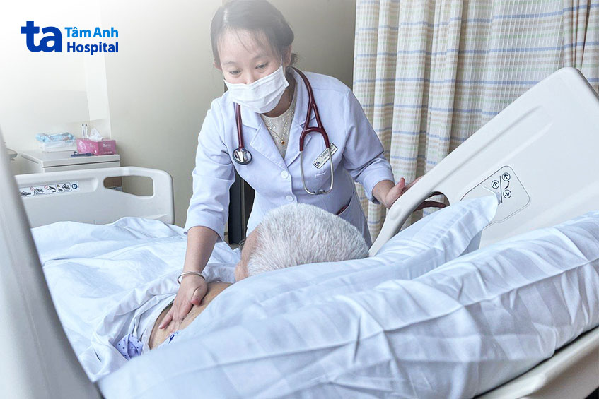 Bác sĩ Nguyệt Anh kiểm tra sức khỏe cho bệnh nhân sau một tuần điều trị