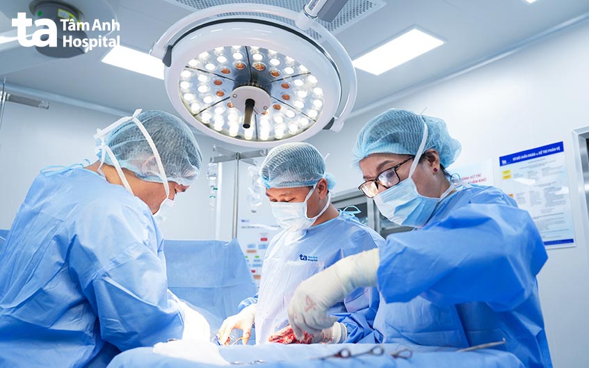 bác sĩ quang nhật mổ lấy thai cho sản phụ