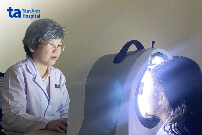 bác sĩ soi da cho người bệnh