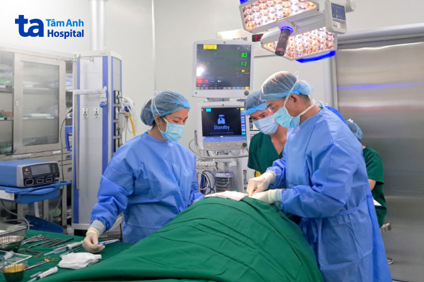 Các bác sĩ tại Bệnh viện Đa khoa Tâm Anh TP.HCM đang thực hiện thủ thuật trong phòng áp lực dương