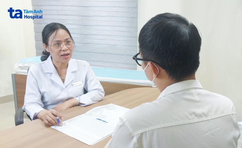 bác sĩ trao đổi về tình trạng bệnh với khách hàng