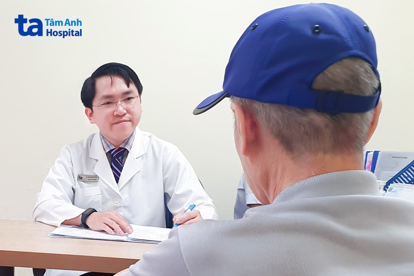 bác sĩ tư vấn cho khách hàng