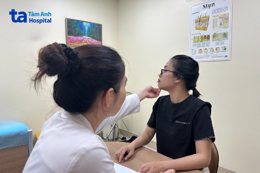 bác sĩ tư vấn tiêm meso cho khách hàng