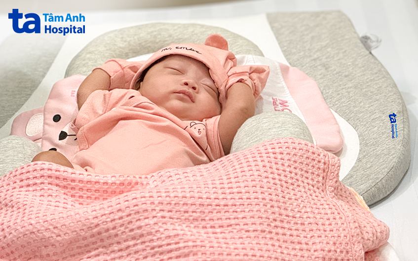 Bé Joy sinh non 27 tuần khỏe mạnh