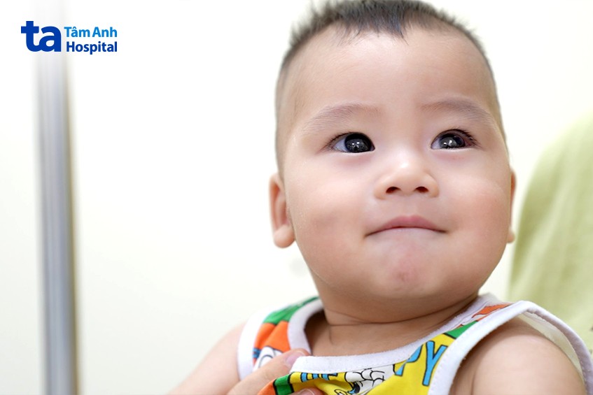bé trai 10 tháng tuổi tỉnh táo khỏe mạnh sau phẫu thuật
