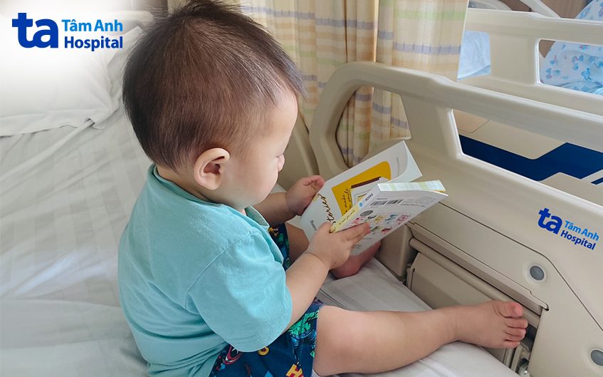 bé trai nuốt ghim bấm đã được điều trị