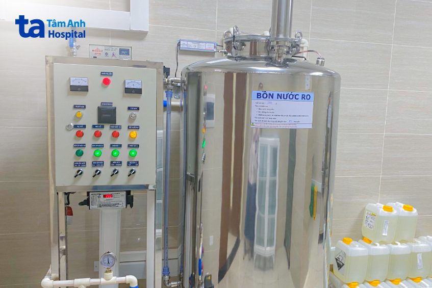 bồn chứa nước ro trước khi được bơm lên hệ thống