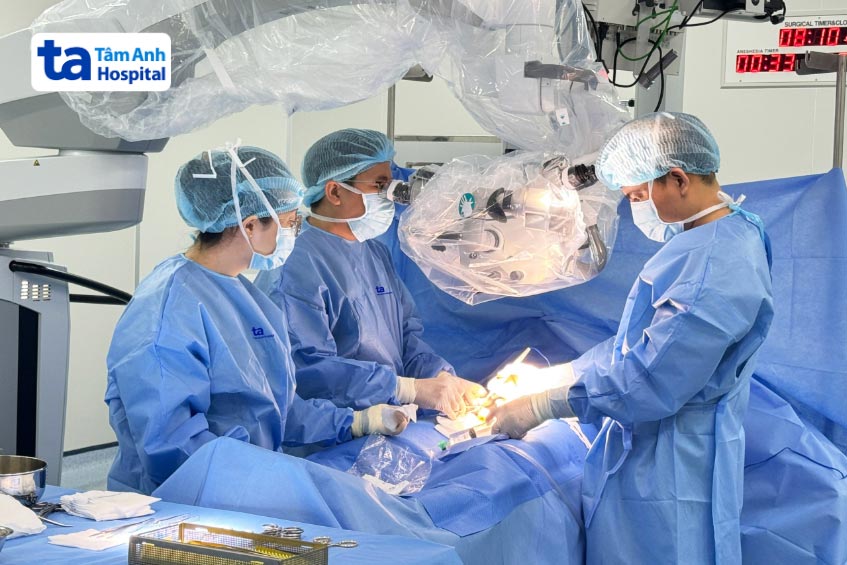 ThS.BS.CKII Dương Quang Huy (thứ hai, bên trái) cùng ê kíp thực hiện kỹ thuật micro-TESE