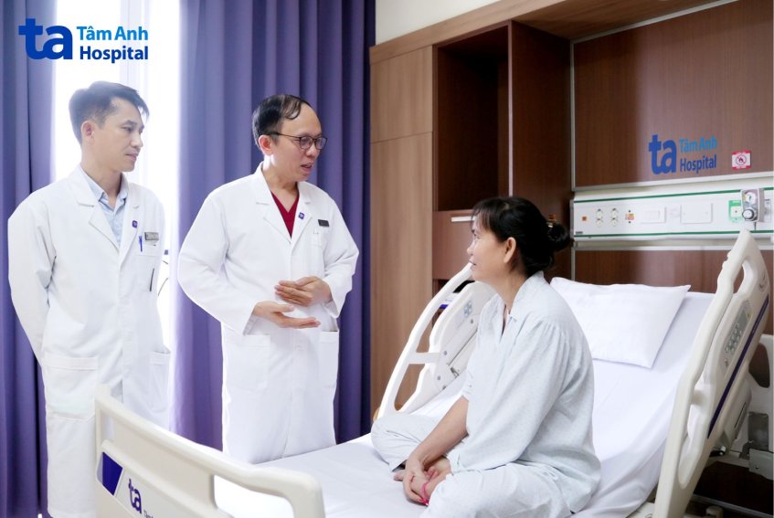 bs Hiền kiểm tra sức khỏe người bệnh