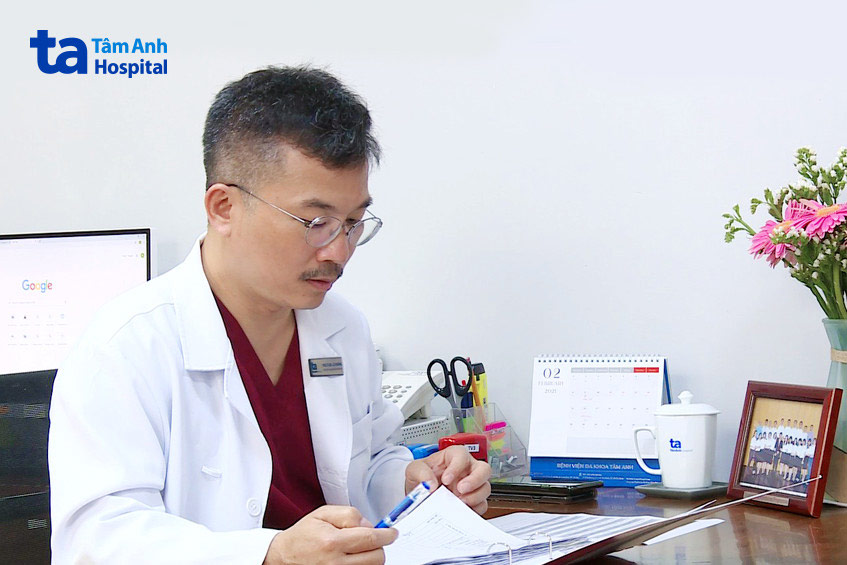 PGS Lê Hoàng nghiên cứu hồ sơ bệnh án của một ca vô sinh phức tạp
