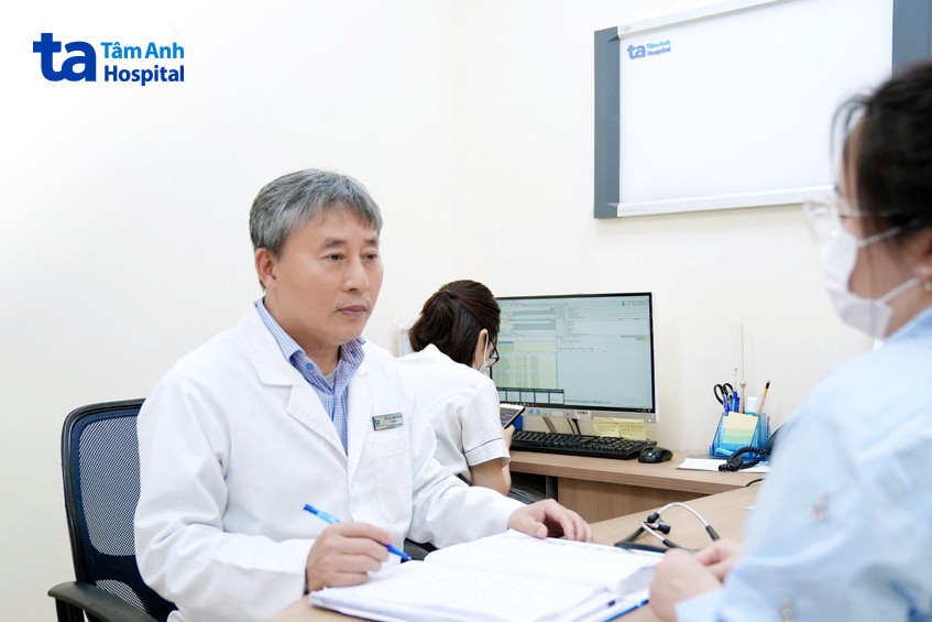 BS Ước đang tư vấn cho cha mẹ về dậy thì sớm ở trẻ