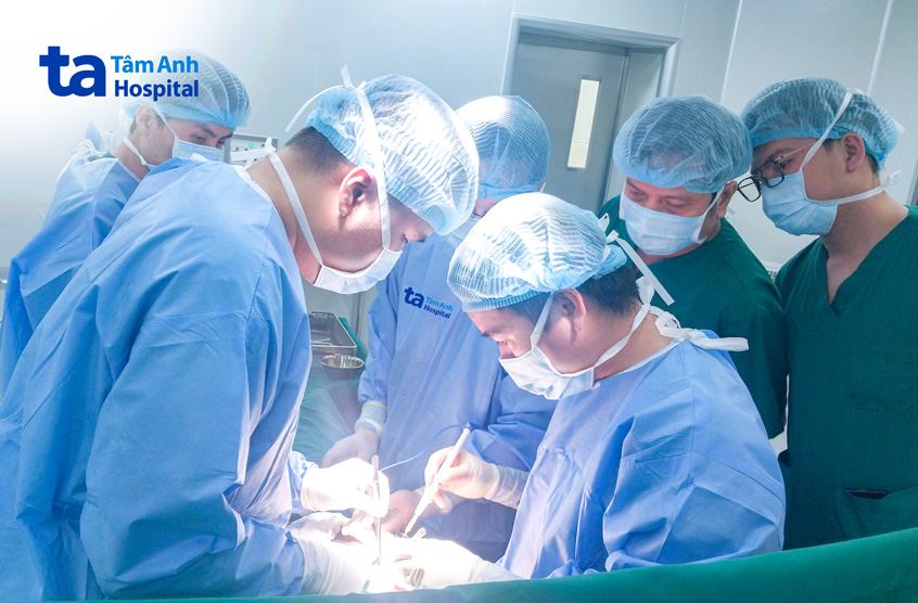 các bác sĩ đang thực hiện phẫu thuật