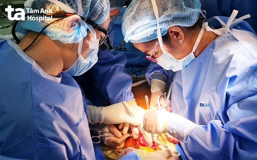 Các bác sĩ phẫu thuật loại bỏ khối u cho một bệnh nhân ung thư tuyến giáp