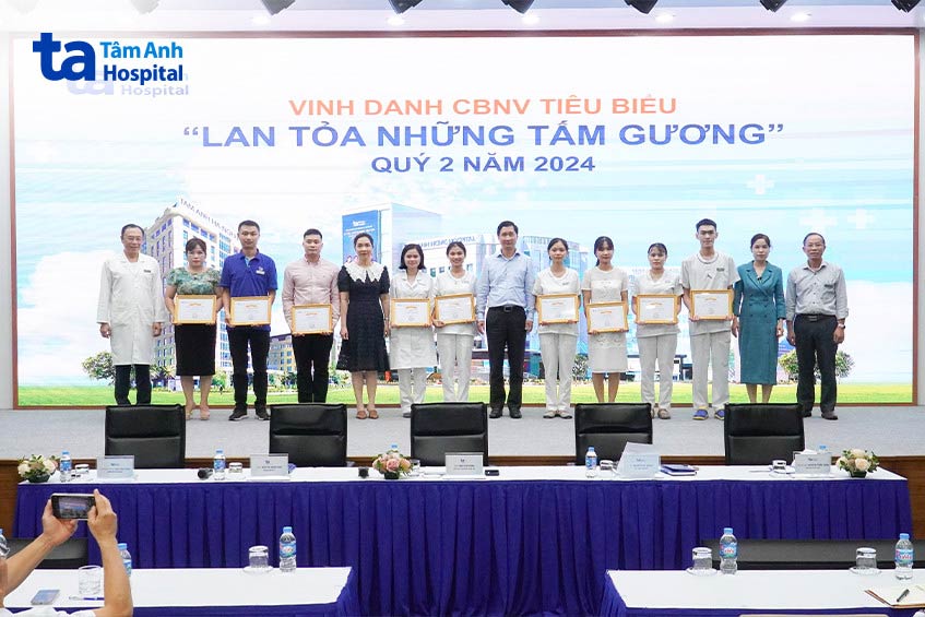 các tấm gương trong chương trình