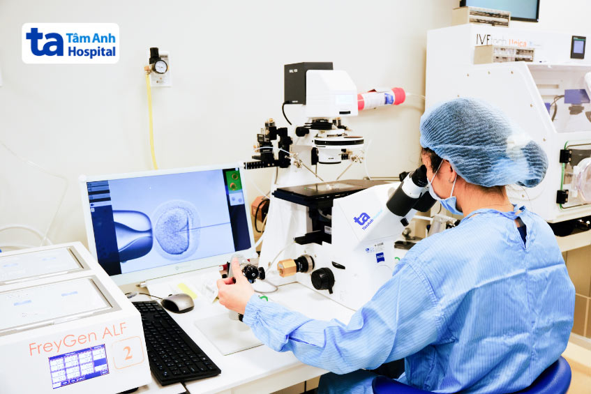 Chuyên viên phôi học tại IVF Tâm Anh TP HCM thực hiện kỹ thuật tiêm tinh trùng vào bào tương noãn (ICSI)