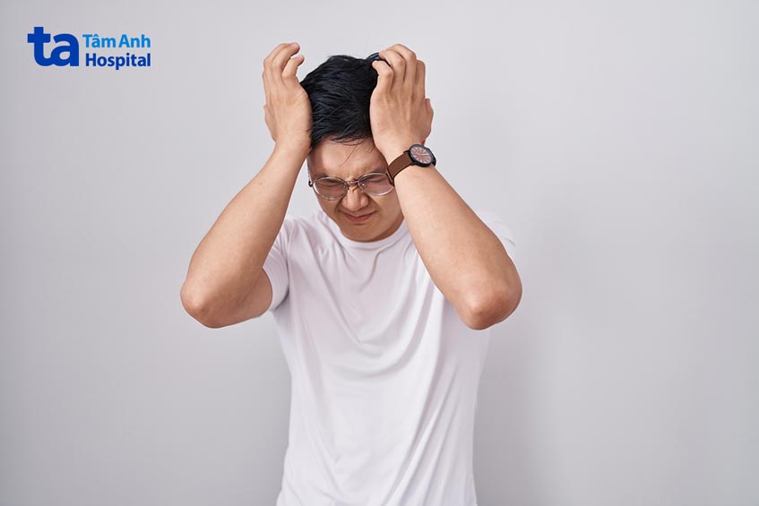 đau đầu là triệu chứng phổ biến của bệnh u sao bào lông
